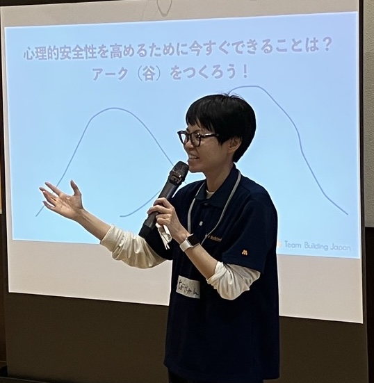 街頭で話す仲間あきこ