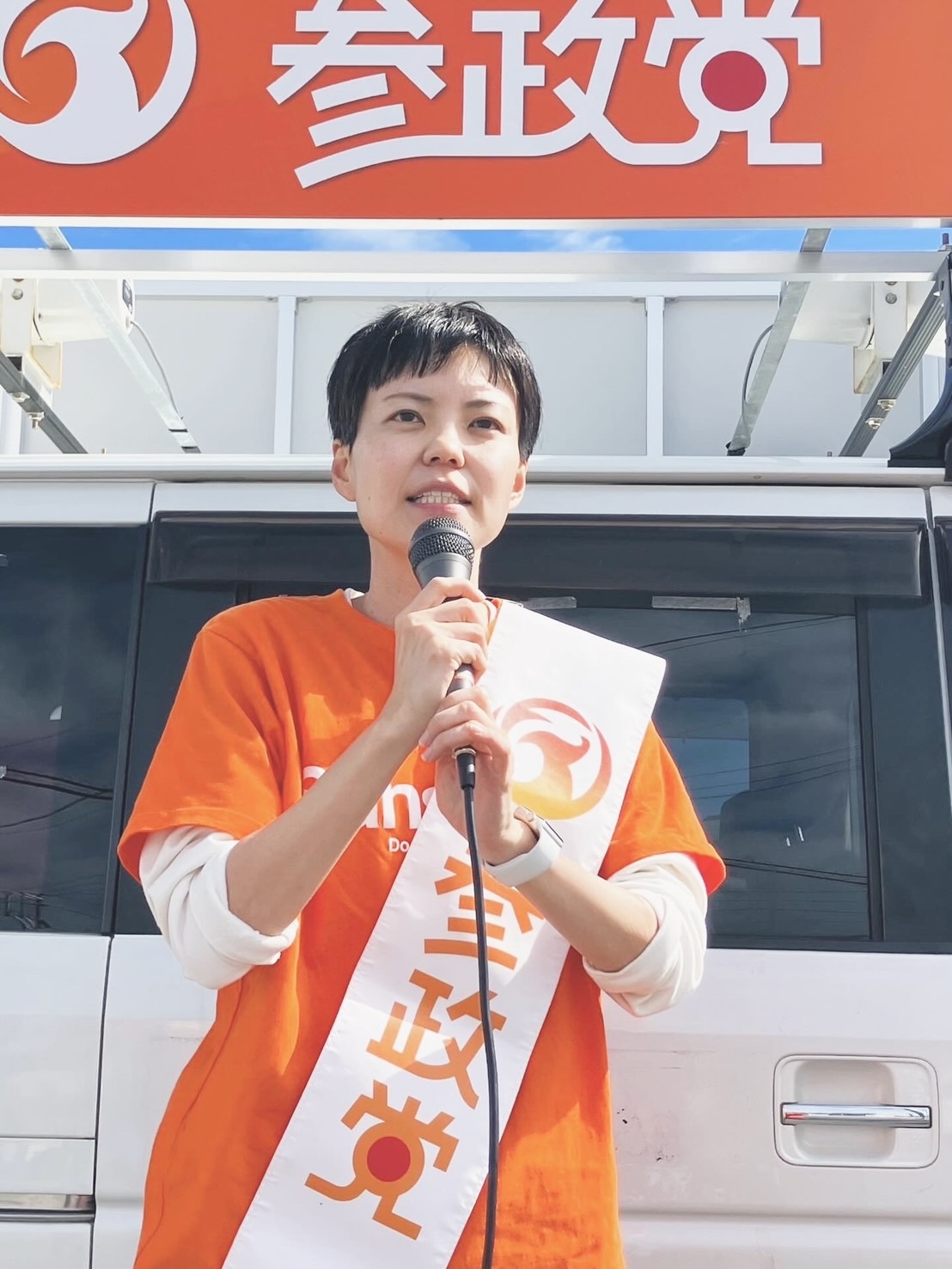 街頭で活動する仲間あきこ